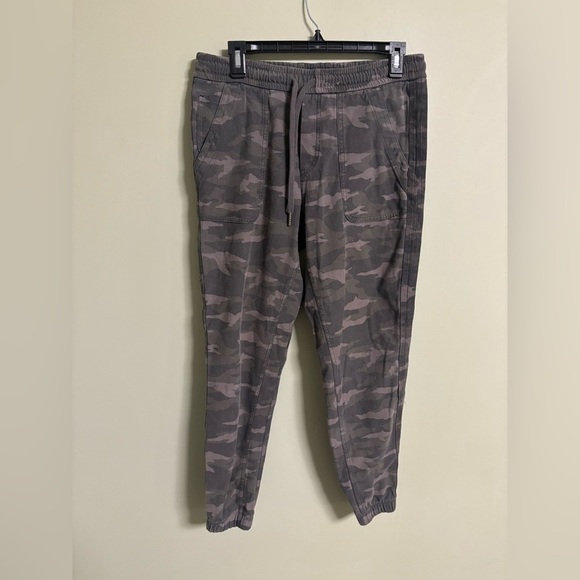 Athleta Pants - Athleta Farallon Joggers Olive Green Camoflague Print Size 8 Medium Camo